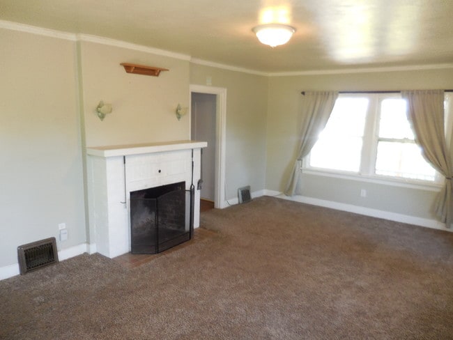 Building Photo - 16093 SW Roy Rogers Rd