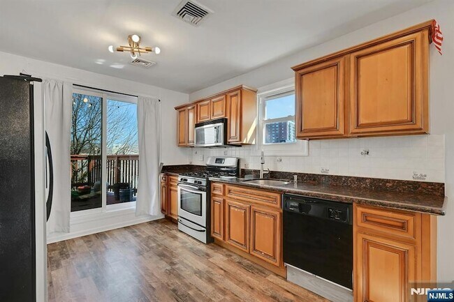 Building Photo - 30 Columbia Terrace