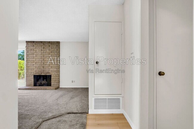 Building Photo - 5633 Scripps St