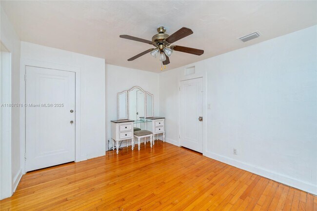 Building Photo - 2368 SW 26th St