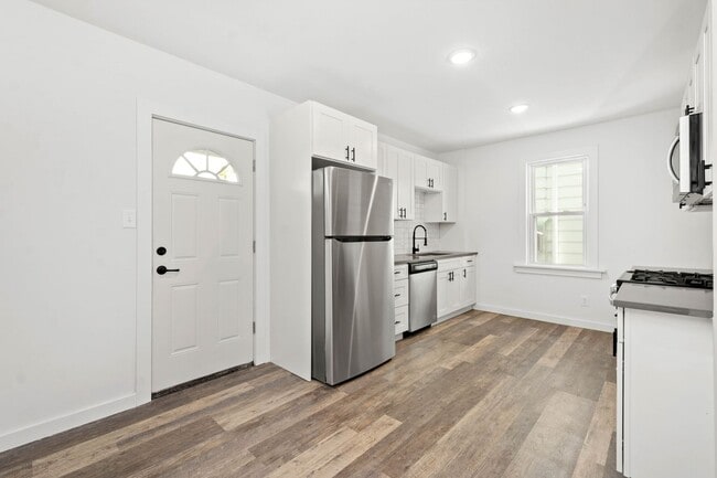 Building Photo - AVAILABLE SEPT 1ST!! UPDATED & SPACIOUS 3-...