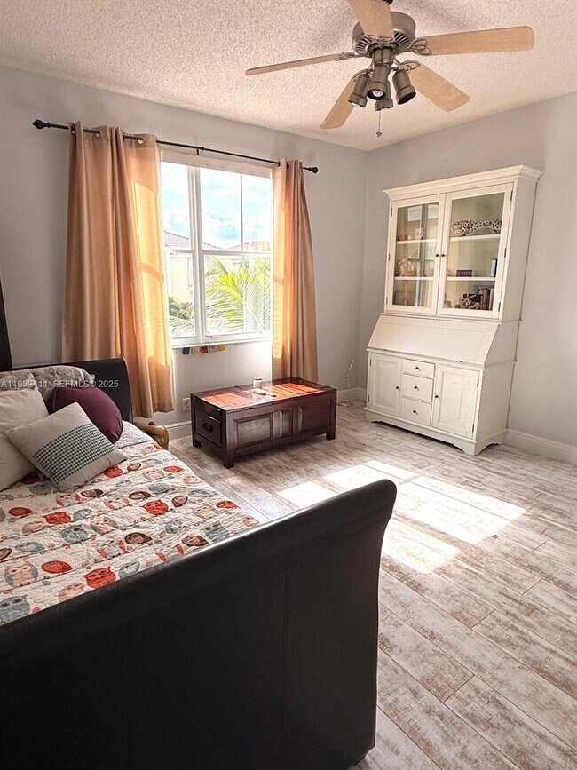 Building Photo - 3729 SW 51st St