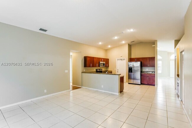 Building Photo - 10841 SW 14th Ct