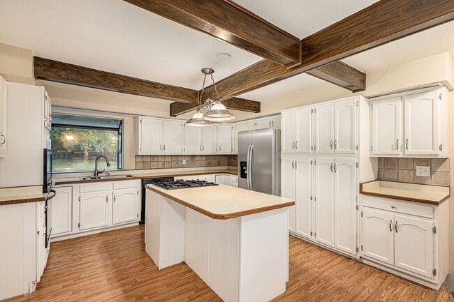 Building Photo - Cheyenne Canyon / 3 bedroom, 2 car garge, ...