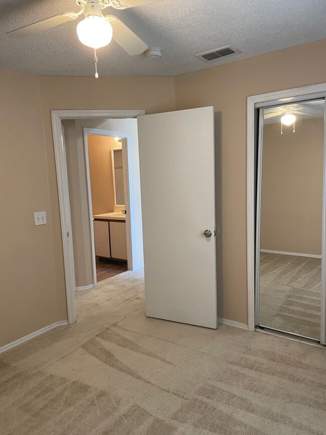 Building Photo - 1 story 3/2 in Meadow Woods with full sized washer and dryer included