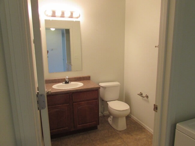 Building Photo - Bright 2 bed 2 1/4 bath Town Home