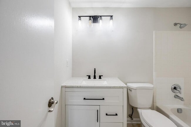 Building Photo - 5605 Independence Cir