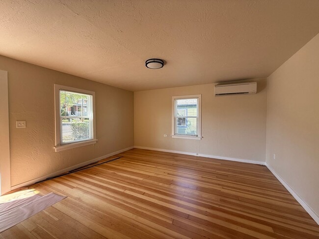 Building Photo - Cute two bedroom cottage in central Ashlan...