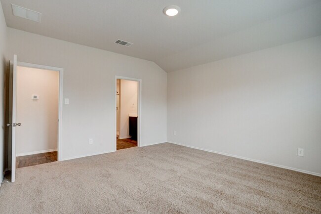 Building Photo - "Charming 3-Bedroom Oasis on Roanwood Drive with 2 Full Baths – Your Spacious Retreat Awaits in S...