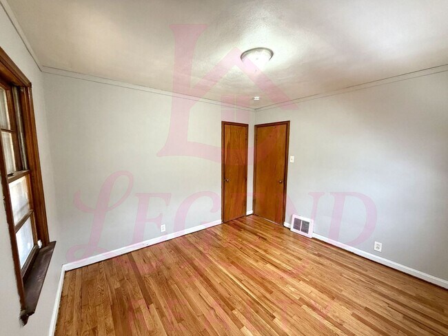 Building Photo - 2 bedroom 1 bathroom home with beautiful hardwood floors!