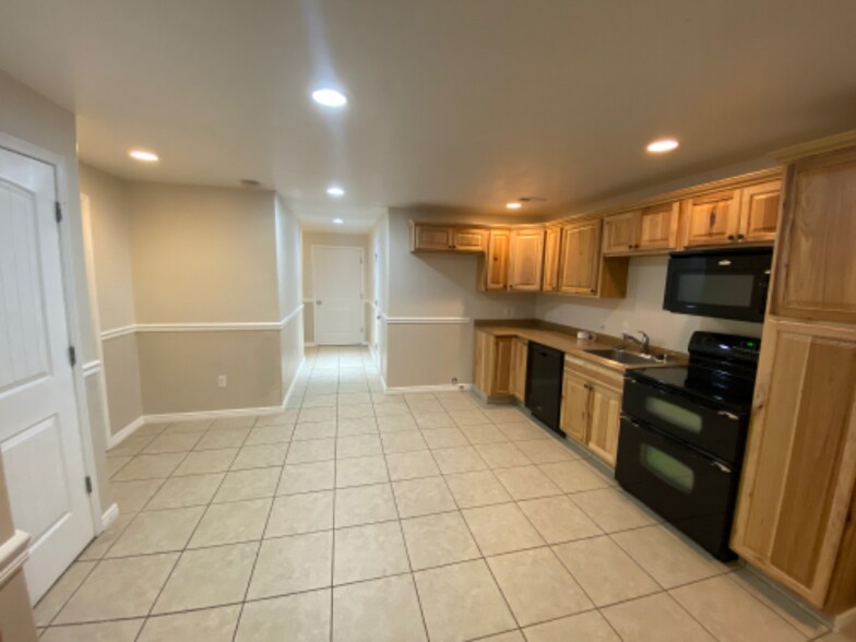 Building Photo - 834 S 980 W