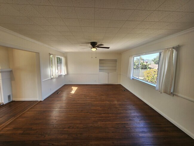 Building Photo - 4950 Rosehedge Dr