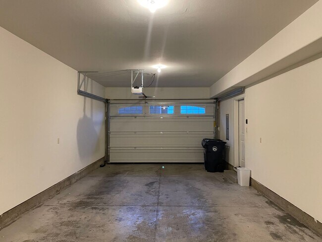 Building Photo - NEWER LUXURY Style Townhouse with a gorgeo...
