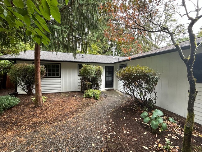 Primary Photo - Rosehill/Redmond 3 Bedroom Plus Den Ramble...