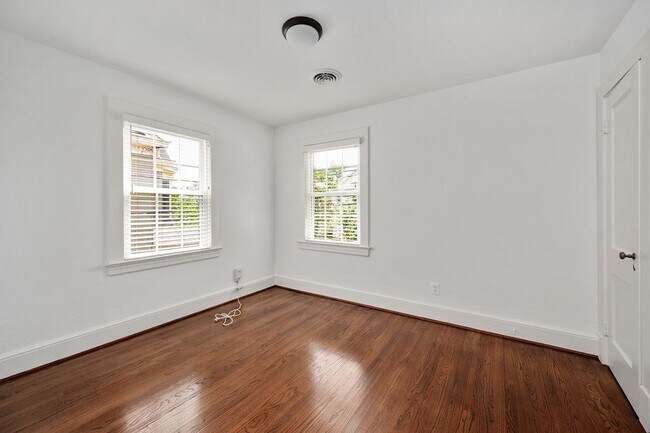 Building Photo - 819 Weedon St