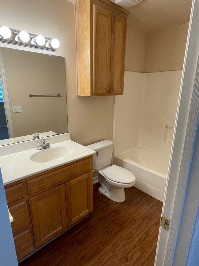 Building Photo - 2 BEDROOM TOWNHOME