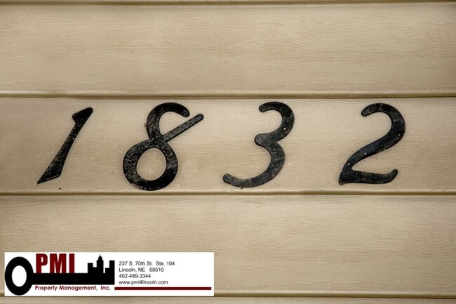 Building Photo - 2 Bedroom and 1 Bathroom Duplex Available ...