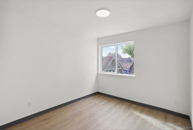 Building Photo - Spacious Townhome – Husky now leasing!