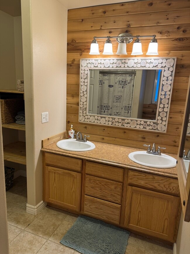 Building Photo - 580 Orion Dr