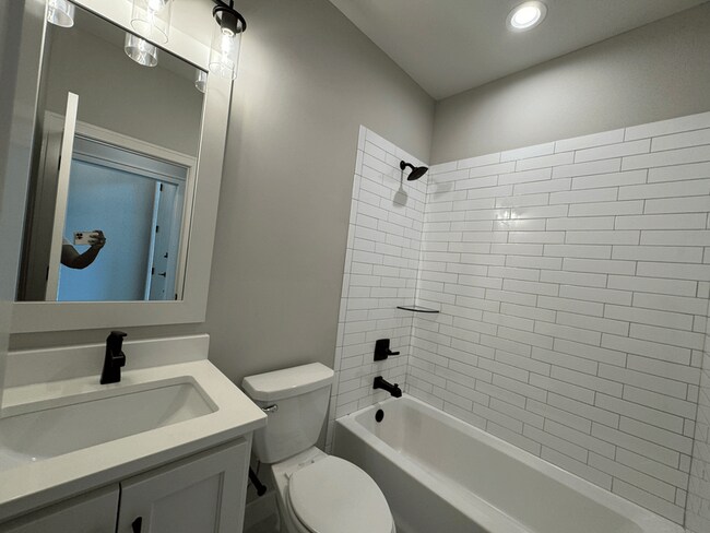 Building Photo - 1613 SW Hedgewood Ln