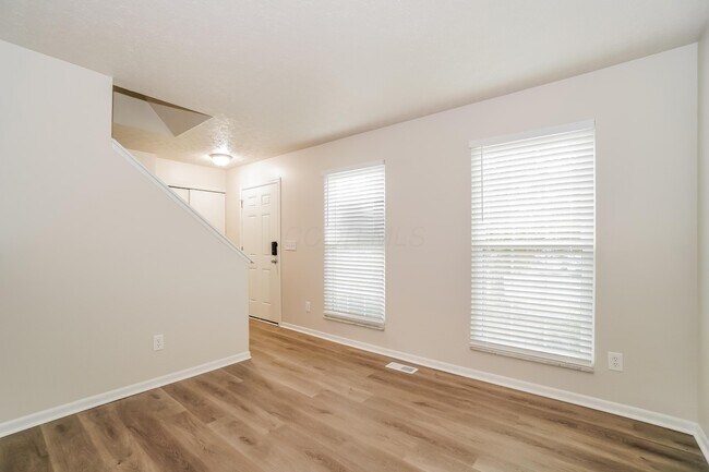 Building Photo - 6582 Cloverlawn Cir