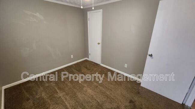 Building Photo - 300 Florence Dr