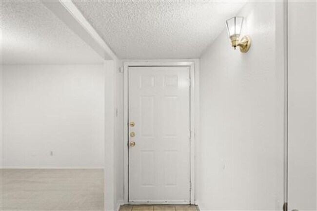Building Photo - 2205 Foxcroft Ln