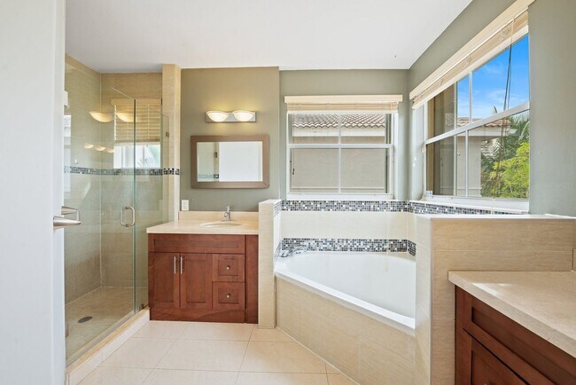 Building Photo - Spacious Waterfront 3-bedroom 3-bath Singl...