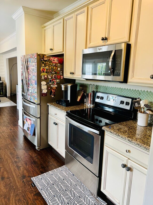 Building Photo - 4 Bedroom Home with Garage & Convenient ac...