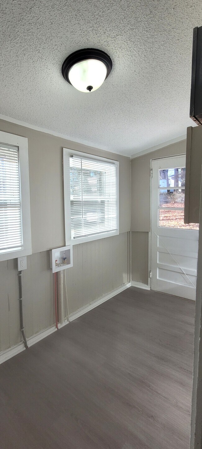 Building Photo - 2021 Pine Bluff St