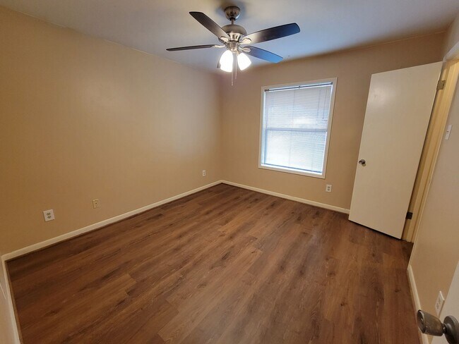 Building Photo - College Station - 3 bedroom / 2 bath / 2 car garage house with fenced in back yard.