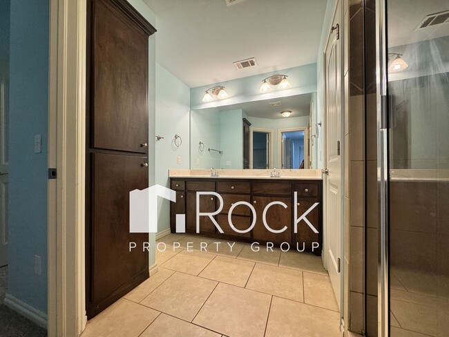 Building Photo - 3 Bedroom Home in North Norman with New Ca...