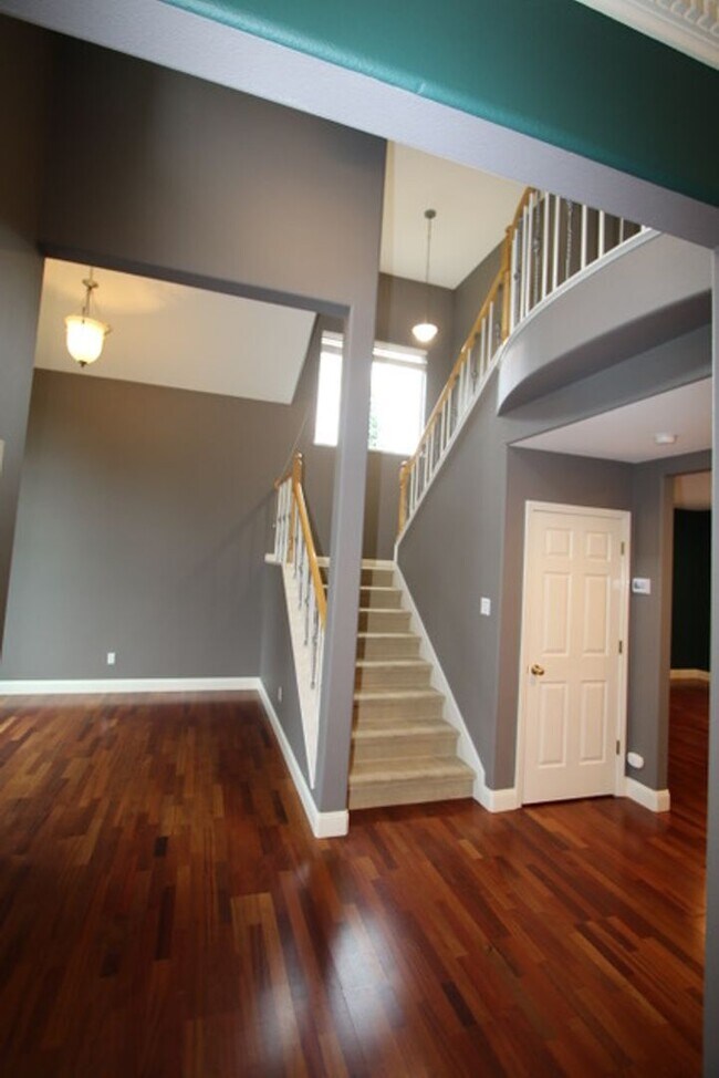 Building Photo - 9010 Sahalee Dr