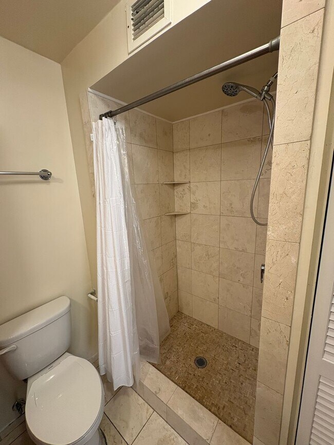 Building Photo - 2 bedroom, 2 bath, 1 parking Banyan Tree Plaza (Punahou)