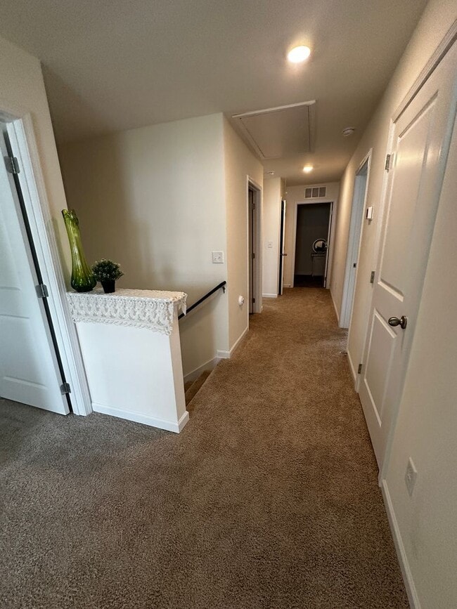 Building Photo - 3 bed/2.5 bath with garage - E Morristown, TN