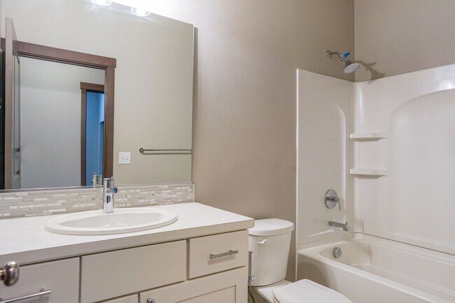 Building Photo - New to the market 3 bedroom 2 bath home.
