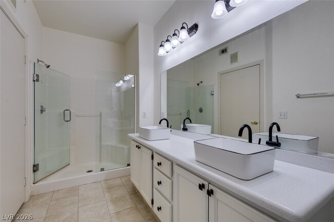 Building Photo - 3400 Cabana Dr