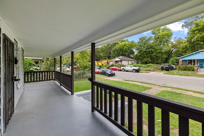 Building Photo - Newly Renovated 4 Bedroom 2 Bathroom Home