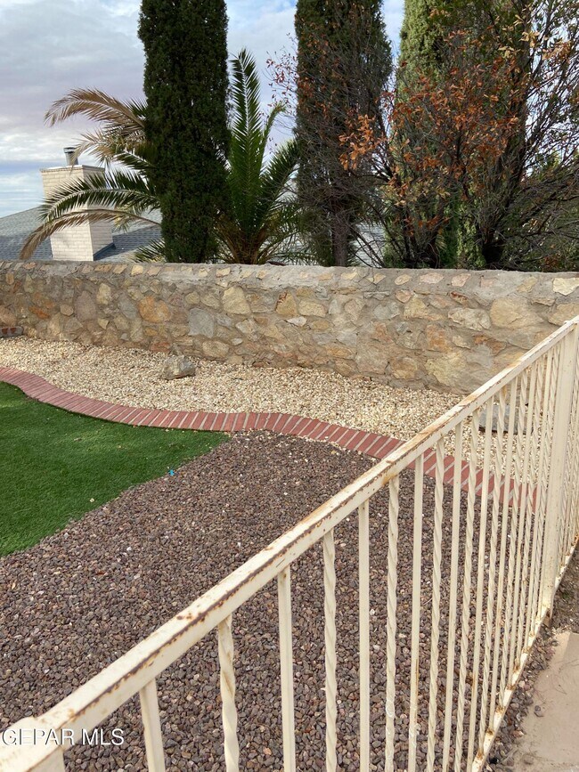 Building Photo - 6721 El Parque Dr