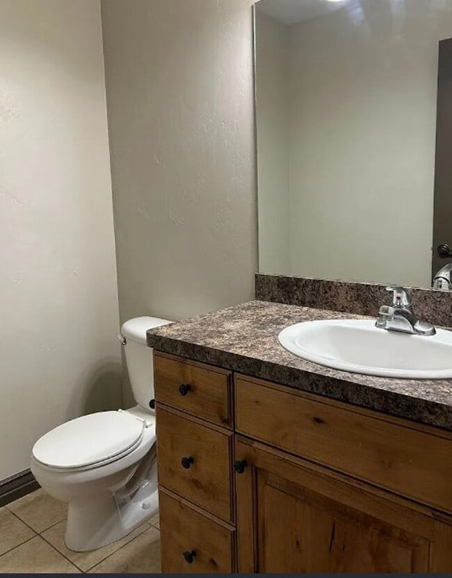 Building Photo - 3 bed 1.5 bath IMMACULATE END-UNIT Townhome in the Meadows