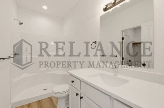 Building Photo - 5301 N Pinecrest Ct