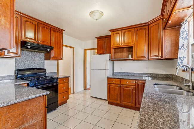 Building Photo - Spacious 3-Bedroom House in Oakland's Meadow Brook