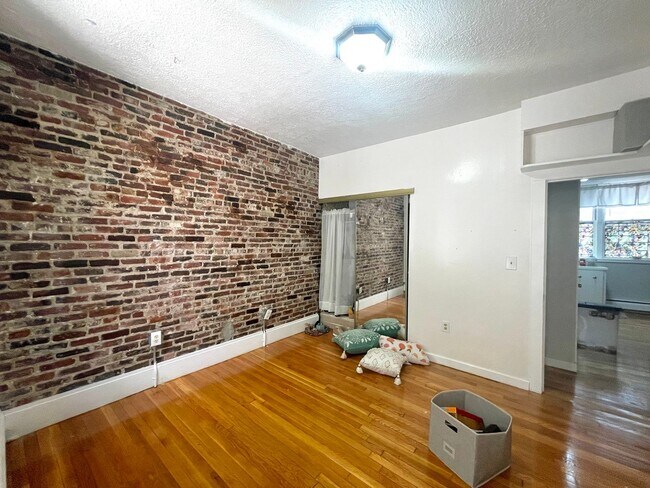 Building Photo - No Brokers Fee, Heat, Hot Water Included, Laundry on a Site, Eat-in Kitchen