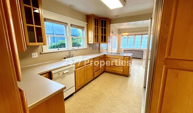 Building Photo - Unique Large 3BD I 2BA Home - Near Gabriel Park!