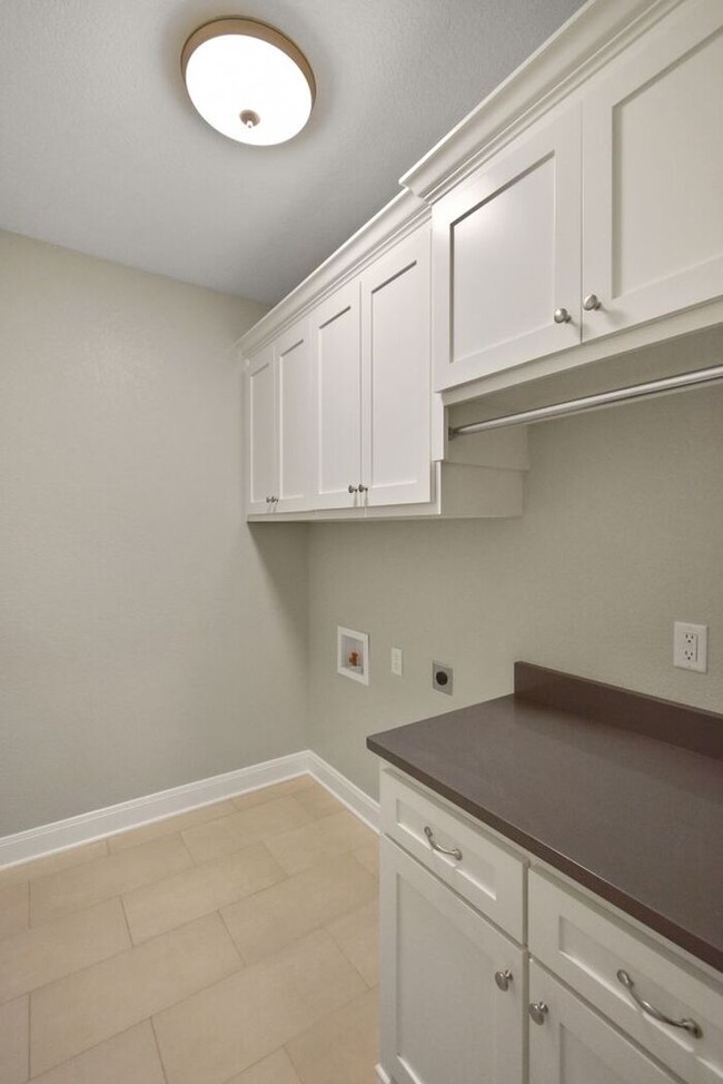 Building Photo - Stunning 4 Bed 2 Bath!