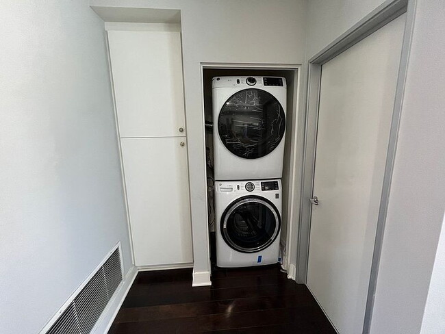 Building Photo - "Charming 1-Bed Sanctuary in Santa Ana with Spacious Interiors & Elegant Granite Touches!"