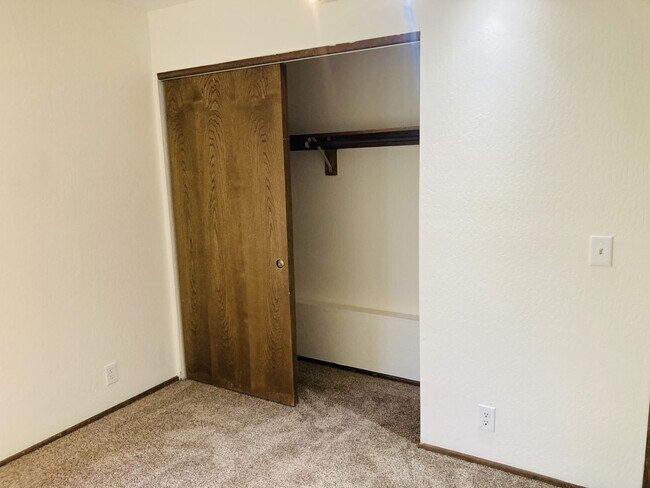 Building Photo - Enchanting Four Bedroom Two and Half Bath Condo in North Meadow Bay.