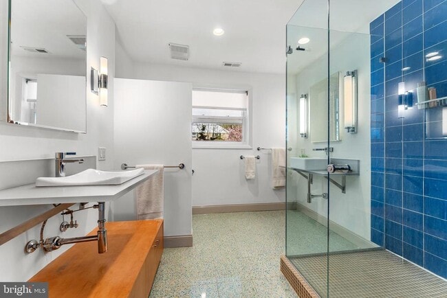 Building Photo - 2820 Ellicott St NW