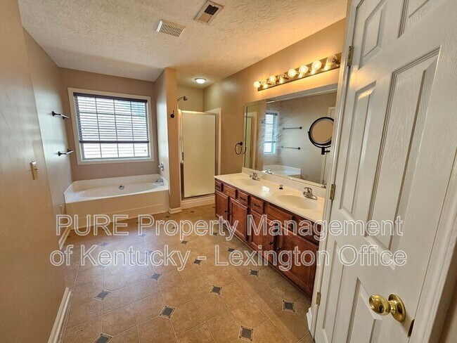 Building Photo - 528 Newbury Way