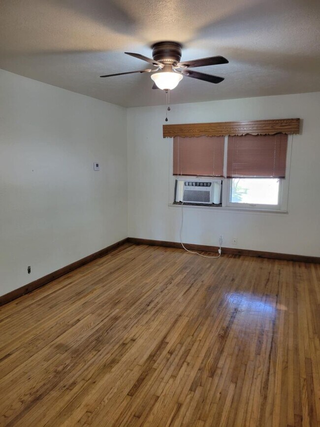 Building Photo - 1 BEDROOM 1 BATHROOM DUPLEX FOR RENT